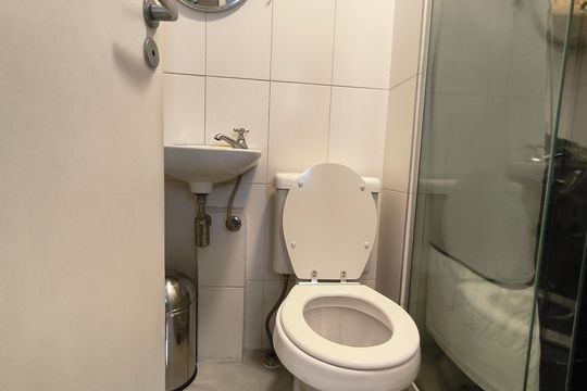 Compra este apartamento com 4 quartos e churrasqueira no condomínio. Animais de estimação permitidos. — Banheiro de Serviço