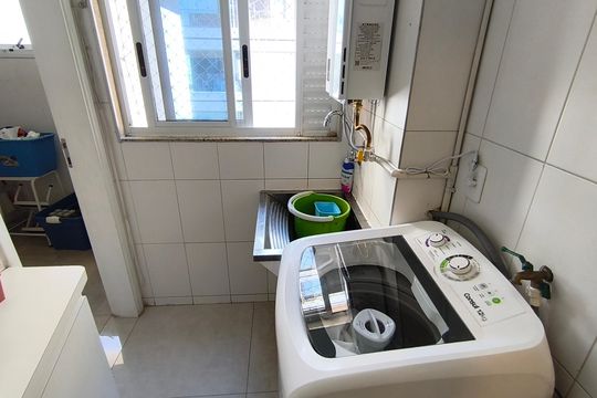 Compra este apartamento com 4 quartos e churrasqueira no condomínio. Animais de estimação permitidos. — Área de Serviço