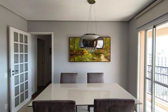 Compra este apartamento com 4 quartos e churrasqueira no condomínio. Animais de estimação permitidos. — Sala