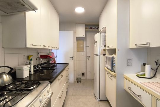 Compra este apartamento com 4 quartos e churrasqueira no condomínio. Animais de estimação permitidos. — Cozinha