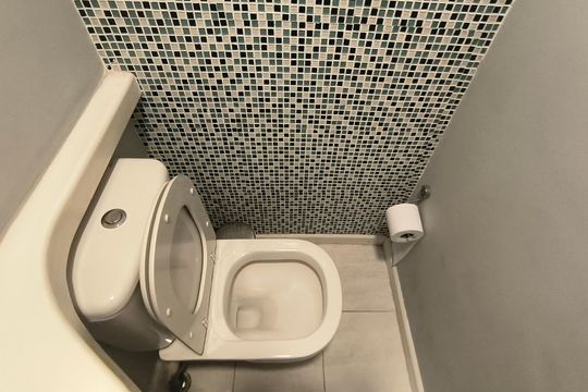 Compra este apartamento com 4 quartos e churrasqueira no condomínio. Animais de estimação permitidos. — Lavabo