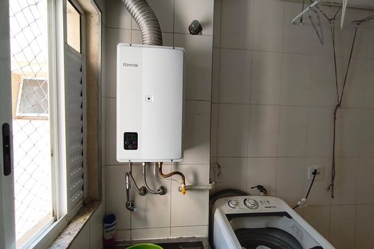 Compra este apartamento com 4 quartos e churrasqueira no condomínio. Animais de estimação permitidos. — Área de Serviço