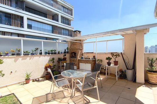 Compra este apartamento com 4 quartos e churrasqueira no condomínio. Animais de estimação permitidos. — Cobertura