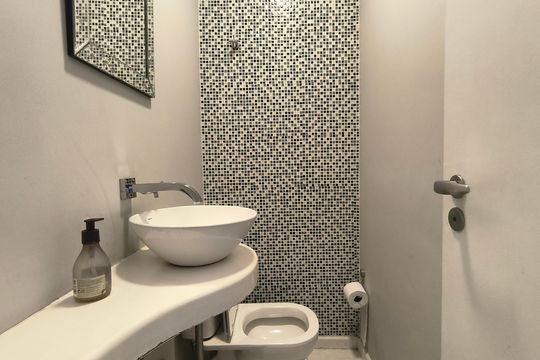Compra este apartamento com 4 quartos e churrasqueira no condomínio. Animais de estimação permitidos. — Lavabo