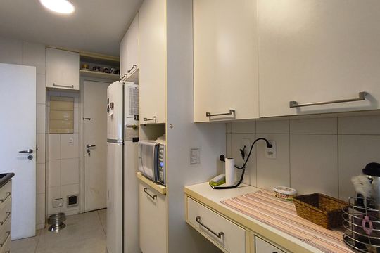 Compra este apartamento com 4 quartos e churrasqueira no condomínio. Animais de estimação permitidos. — Cozinha