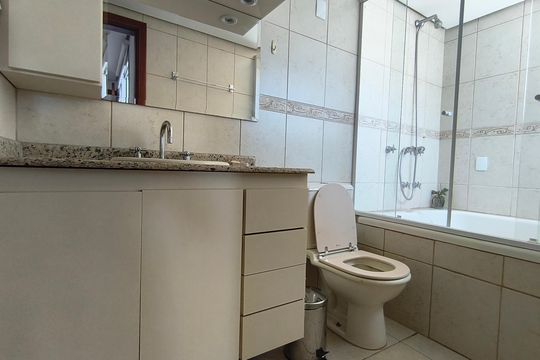 Compra este apartamento com 4 quartos e churrasqueira no condomínio. Animais de estimação permitidos. — Banheiro Superior