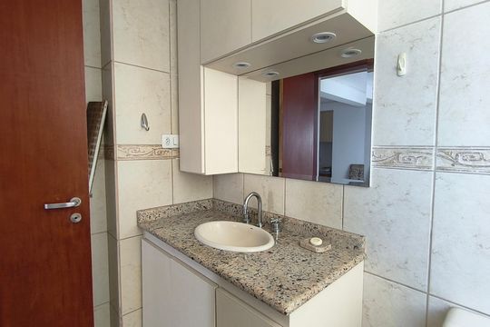 Compra este apartamento com 4 quartos e churrasqueira no condomínio. Animais de estimação permitidos. — Banheiro Superior