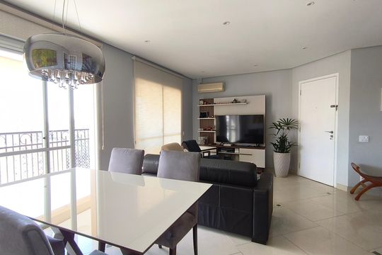 Compra este apartamento com 4 quartos e churrasqueira no condomínio. Animais de estimação permitidos. — Sala