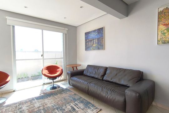 Compra este apartamento com 4 quartos e churrasqueira no condomínio. Animais de estimação permitidos. — Área Superior