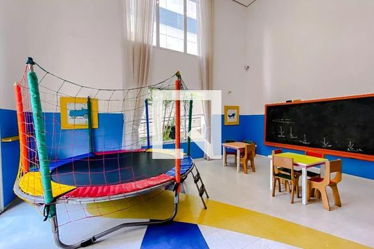Compra este apartamento com 4 quartos e churrasqueira no condomínio. Animais de estimação permitidos. — Brinquedoteca