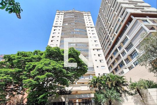 Compra este apartamento com 4 quartos e churrasqueira no condomínio. Animais de estimação permitidos. — Fachada