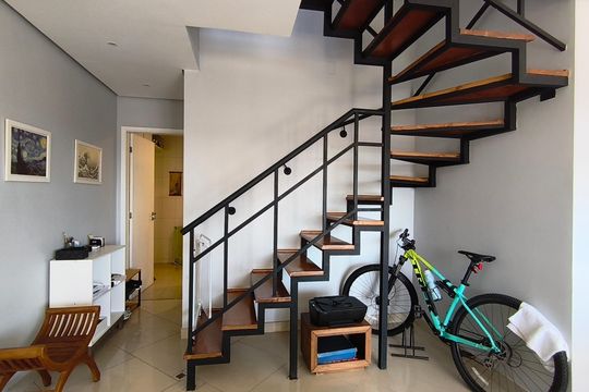 Compra este apartamento com 4 quartos e churrasqueira no condomínio. Animais de estimação permitidos. — Sala
