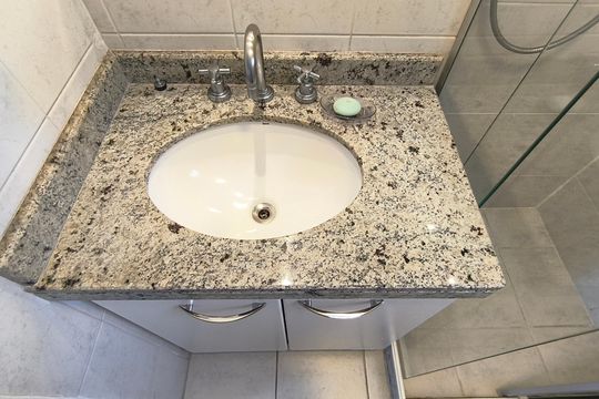 Compra este apartamento com 4 quartos e churrasqueira no condomínio. Animais de estimação permitidos. — Banheiro