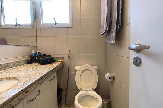 Compra este apartamento com 4 quartos e churrasqueira no condomínio. Animais de estimação permitidos. — Banheiro da Suíte