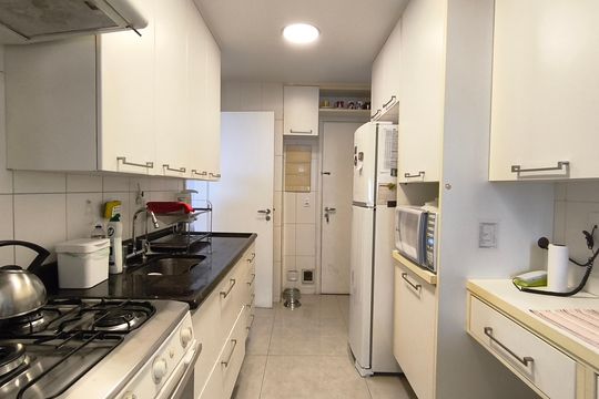 Compra este apartamento com 4 quartos e churrasqueira no condomínio. Animais de estimação permitidos. — Cozinha