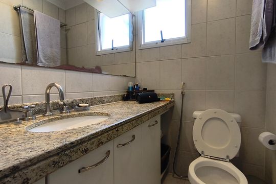 Compra este apartamento com 4 quartos e churrasqueira no condomínio. Animais de estimação permitidos. — Banheiro da Suíte