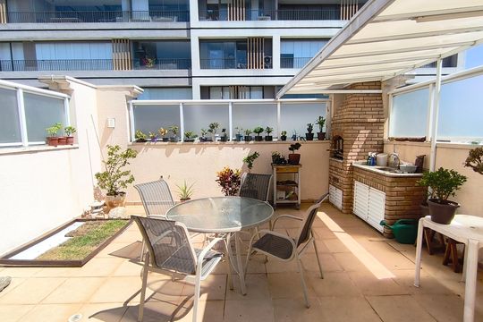 Compra este apartamento com 4 quartos e churrasqueira no condomínio. Animais de estimação permitidos. — Cobertura