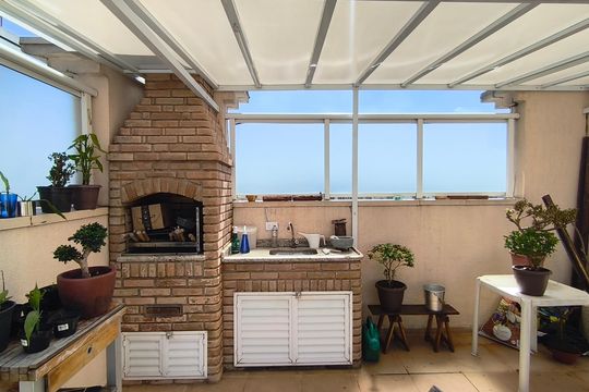 Compra este apartamento com 4 quartos e churrasqueira no condomínio. Animais de estimação permitidos. — Cobertura