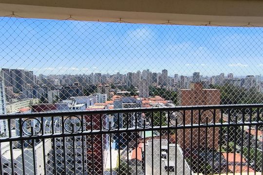 Compra este apartamento com 4 quartos e churrasqueira no condomínio. Animais de estimação permitidos. — Varanda
