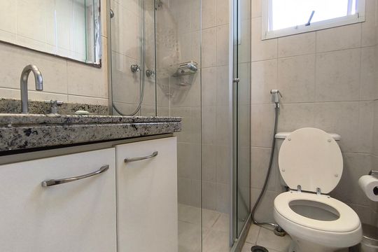 Compra este apartamento com 4 quartos e churrasqueira no condomínio. Animais de estimação permitidos. — Banheiro