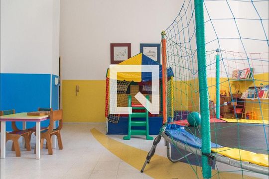 Compra este apartamento com 4 quartos e churrasqueira no condomínio. Animais de estimação permitidos. — Brinquedoteca