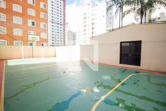 Compra este apartamento com 4 quartos e churrasqueira no condomínio. Animais de estimação permitidos. — Quadra