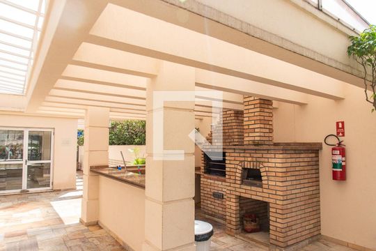Compra este apartamento com 4 quartos e churrasqueira no condomínio. Animais de estimação permitidos. — Churrasqueira
