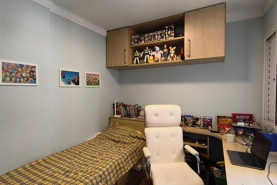 Compra este apartamento com 4 quartos e churrasqueira no condomínio. Animais de estimação permitidos. — Quarto 1