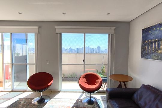 Compra este apartamento com 4 quartos e churrasqueira no condomínio. Animais de estimação permitidos. — Área Superior