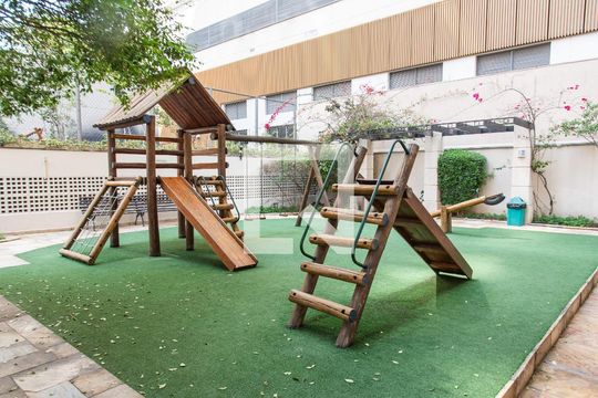 Compra este apartamento com 4 quartos e churrasqueira no condomínio. Animais de estimação permitidos. — Playground
