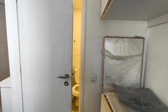 Compra este apartamento com 4 quartos e churrasqueira no condomínio. Animais de estimação permitidos. — Quarto de Serviço