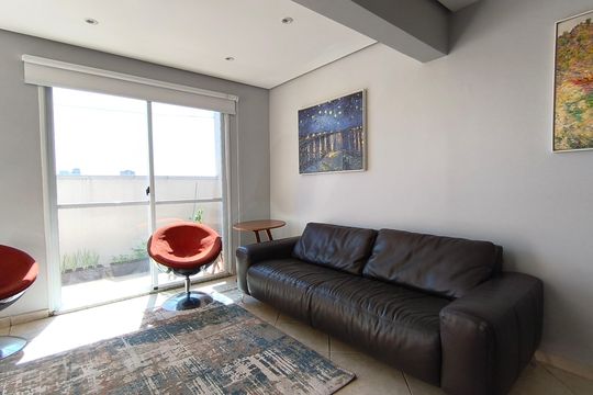 Compra este apartamento com 4 quartos e churrasqueira no condomínio. Animais de estimação permitidos. — Área Superior