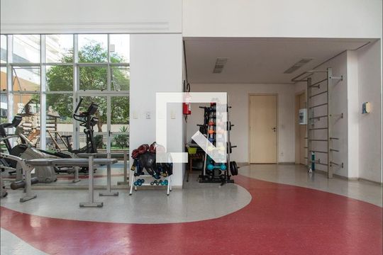Compra este apartamento com 4 quartos e churrasqueira no condomínio. Animais de estimação permitidos. — Academia