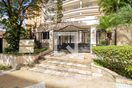 Compra este apartamento com 4 quartos e churrasqueira no condomínio. Animais de estimação permitidos. — Fachada