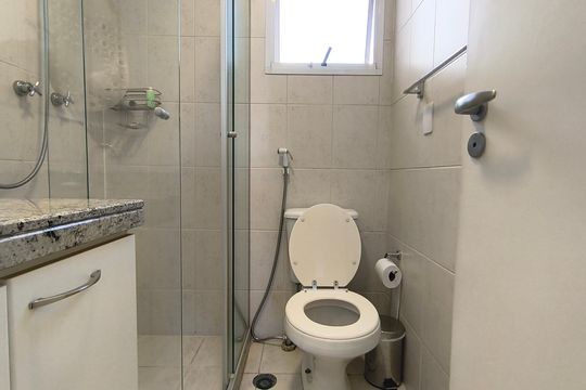 Compra este apartamento com 4 quartos e churrasqueira no condomínio. Animais de estimação permitidos. — Banheiro