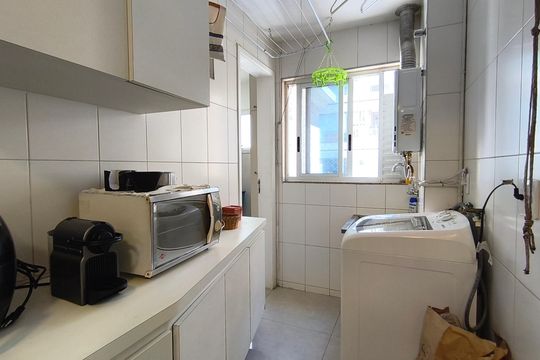 Compra este apartamento com 4 quartos e churrasqueira no condomínio. Animais de estimação permitidos. — Área de Serviço