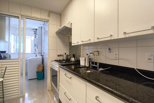 Compra este apartamento com 4 quartos e churrasqueira no condomínio. Animais de estimação permitidos. — Cozinha