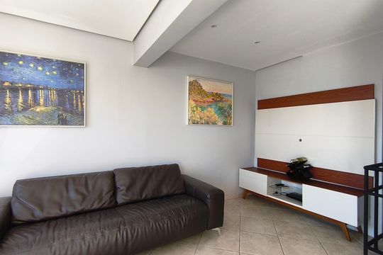 Compra este apartamento com 4 quartos e churrasqueira no condomínio. Animais de estimação permitidos. — Área Superior