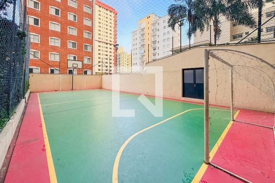Compra este apartamento com 4 quartos e churrasqueira no condomínio. Animais de estimação permitidos. — Quadra