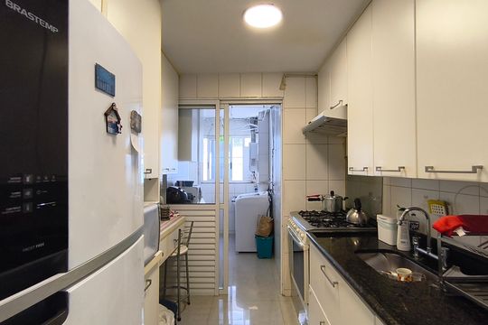 Compra este apartamento com 4 quartos e churrasqueira no condomínio. Animais de estimação permitidos. — Cozinha