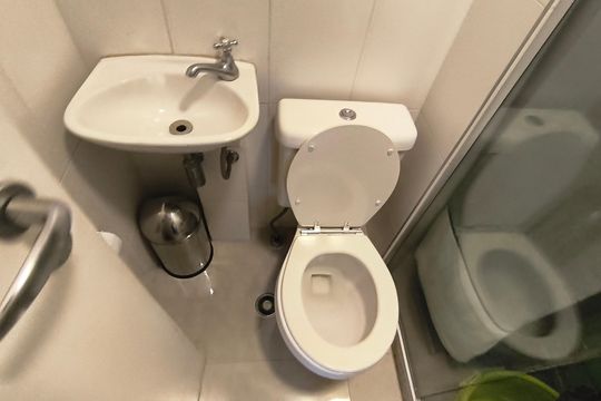 Compra este apartamento com 4 quartos e churrasqueira no condomínio. Animais de estimação permitidos. — Banheiro de Serviço