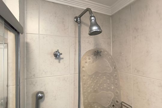 Compra este apartamento com 4 quartos e churrasqueira no condomínio. Animais de estimação permitidos. — Banheiro