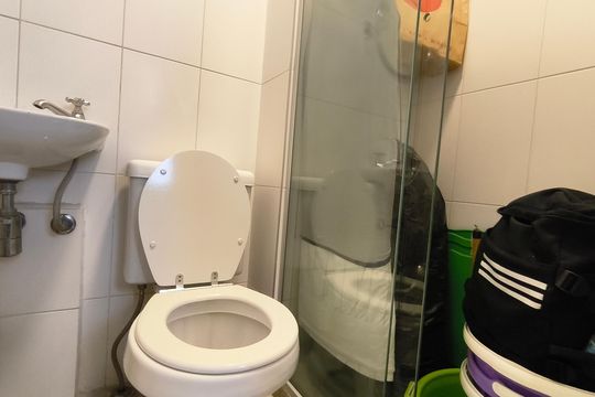 Compra este apartamento com 4 quartos e churrasqueira no condomínio. Animais de estimação permitidos. — Banheiro de Serviço