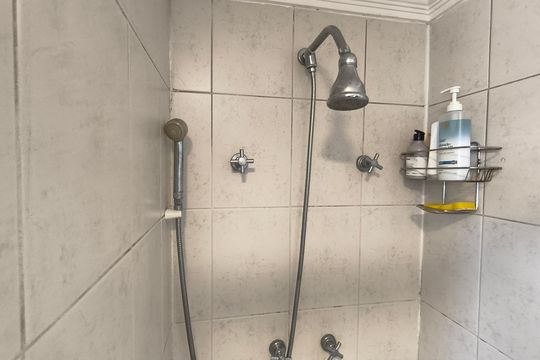 Compra este apartamento com 4 quartos e churrasqueira no condomínio. Animais de estimação permitidos. — Banheiro da Suíte