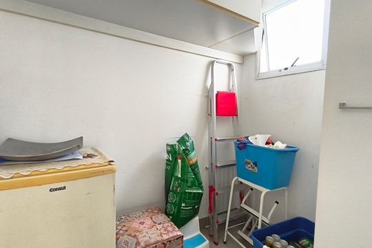 Compra este apartamento com 4 quartos e churrasqueira no condomínio. Animais de estimação permitidos. — Quarto de Serviço