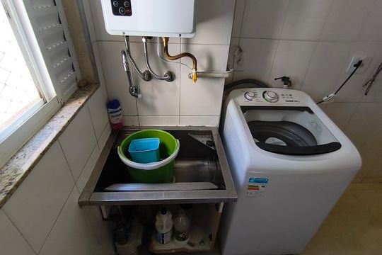 Compra este apartamento com 4 quartos e churrasqueira no condomínio. Animais de estimação permitidos. — Área de Serviço