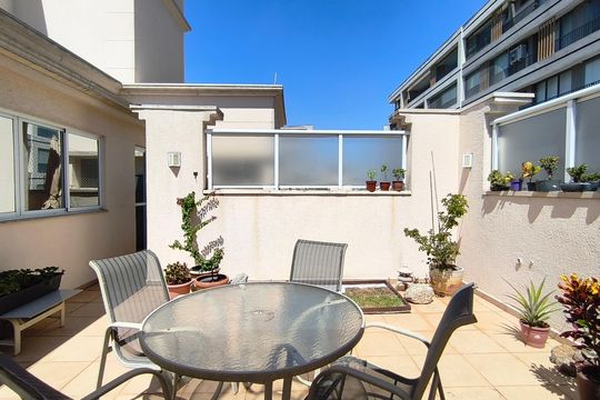 Compra este apartamento com 4 quartos e churrasqueira no condomínio. Animais de estimação permitidos. — Cobertura