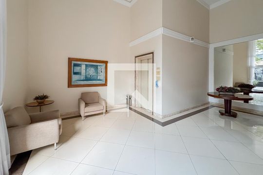 Compra este apartamento com 4 quartos e churrasqueira no condomínio. Animais de estimação permitidos. — Hall