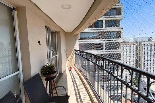 Compra este apartamento com 4 quartos e churrasqueira no condomínio. Animais de estimação permitidos. — Varanda