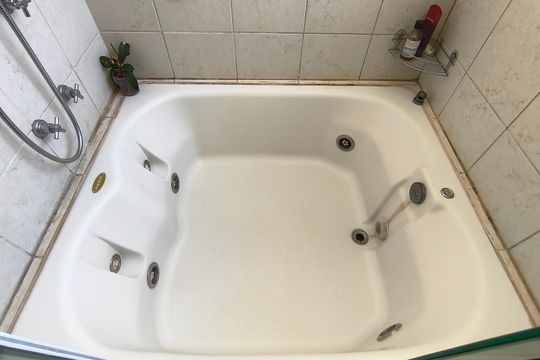 Compra este apartamento com 4 quartos e churrasqueira no condomínio. Animais de estimação permitidos. — Banheiro Superior